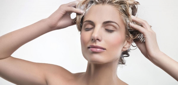 Le gommage du cuir chevelu: Nouveau geste beauté?