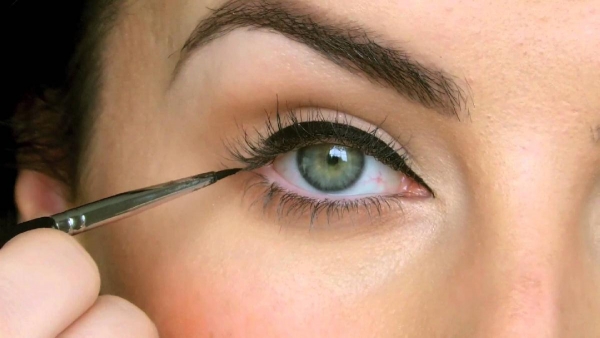 Réussir son trait d'eye liner